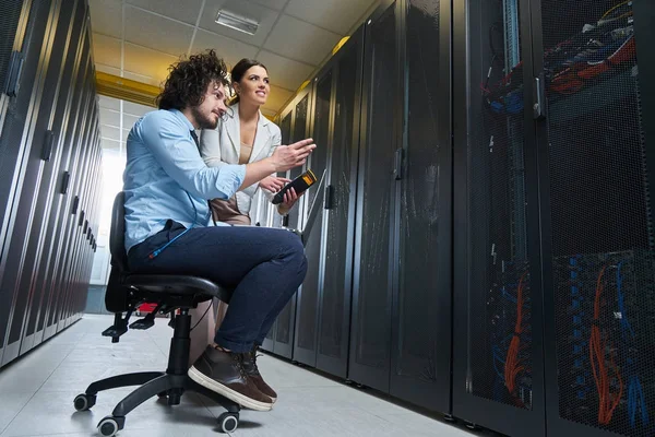 Genç teknisyen sunucularda çalışma