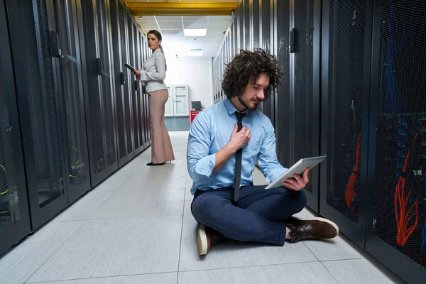 Genç teknisyen sunucularda çalışma