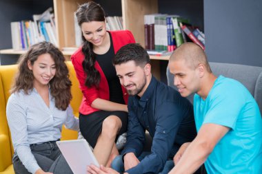 Girişimci iş adamları modern ofiste her gün çalışıyorlar.