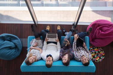 Girişimci iş adamları modern ofiste her gün çalışıyorlar.