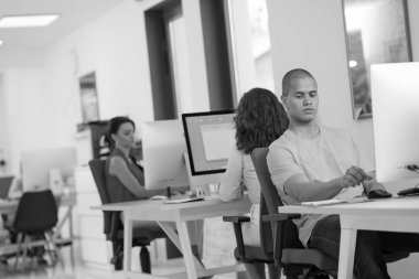 Girişimci iş adamları modern ofiste her gün çalışıyorlar.