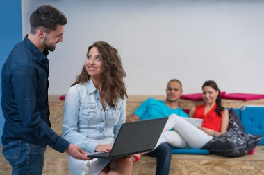 Girişimci iş adamları modern ofiste her gün çalışıyorlar.