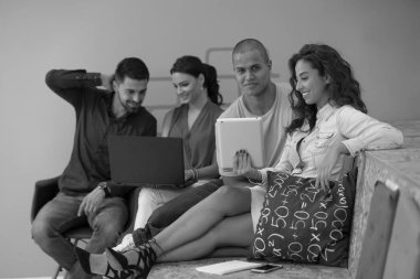 Girişimci iş adamları modern ofiste her gün çalışıyorlar.