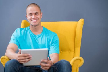 Girişim işi, yazılım geliştiricisi modern ofiste bilgisayar üzerinde çalışıyor