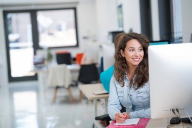 Girişimci iş adamları modern ofiste her gün çalışıyorlar.