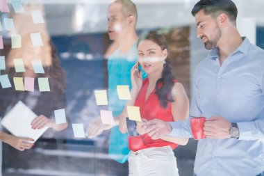 iş, başlangıç, planlama, yönetim ve insan kavramı - mutlu yaratıcı ekibi çıkartmaları office cam panosu üzerinde yazma
