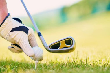 Golf sahasında golf topuna el atmak.              