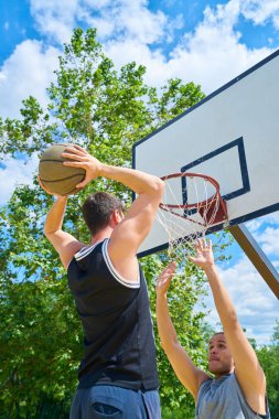 Kaç kişi dışında basketbol oynarken     