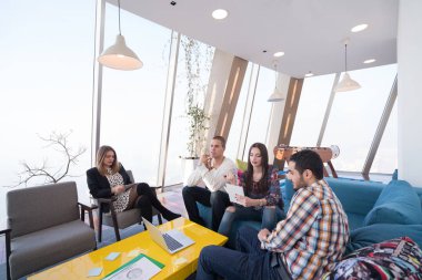 Girişimci iş adamları modern ofiste her gün çalışıyorlar.