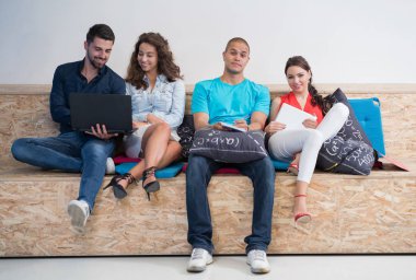 Girişimci iş adamları modern ofiste her gün çalışıyorlar.