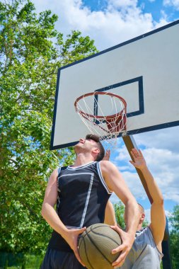 Kaç kişi dışında basketbol oynarken     