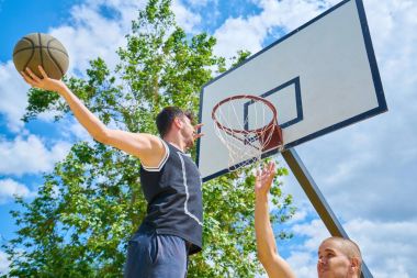 Kaç kişi dışında basketbol oynarken     