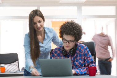 Başlangıç grup içinde modern bir ofis toplantısı bir dizüstü bilgisayar ile yaratıcı insan portresi. Konuşma alanı coworking yeni proje üzerinde rahat iş adamları