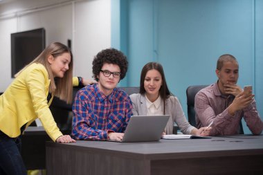 Başlangıç grup içinde modern bir ofis toplantısı bir dizüstü bilgisayar ile yaratıcı insan portresi. Konuşma alanı coworking yeni proje üzerinde rahat iş adamları