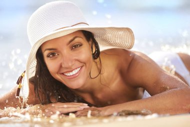 uzun saçlı kız bikini tropikal plaj üzerinde