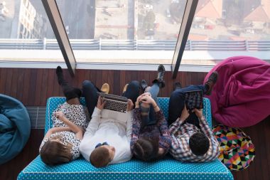 Girişimci iş adamları modern ofiste her gün çalışıyorlar.