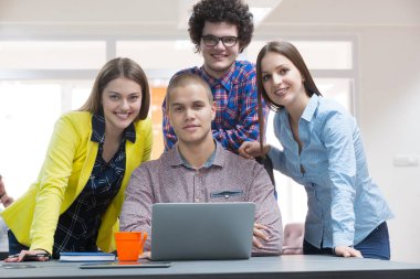 Başlangıç grup içinde modern bir ofis toplantısı bir dizüstü bilgisayar ile yaratıcı insan portresi. Konuşma alanı coworking yeni proje üzerinde rahat iş adamları