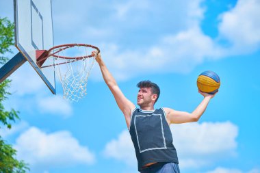 Dışarıda basketbol oynarken adam     