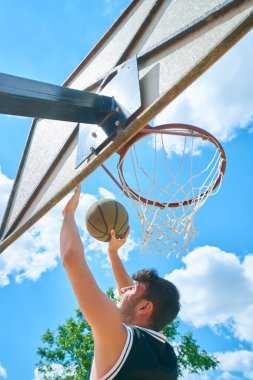 Dışarıda basketbol oynarken adam     