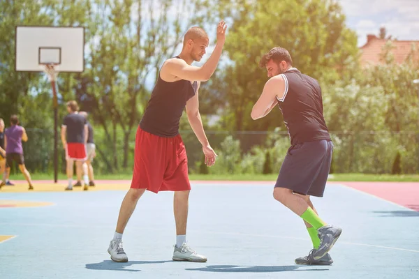 Couple Guys Playing Basketball — Stock Photo, Image