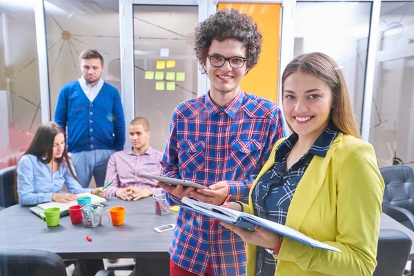 Retrato Grupo Personas Creativas Que Reúnen Con Ordenador Portátil Una — Foto de Stock