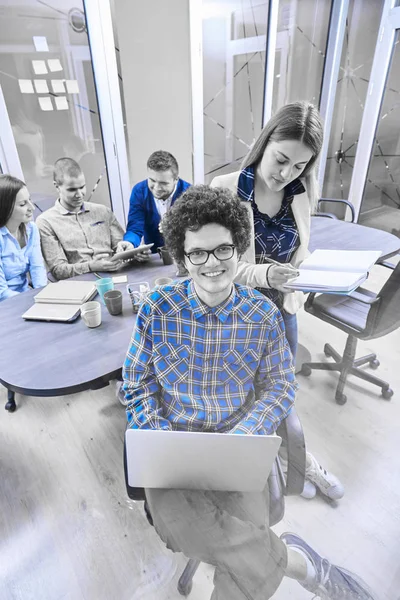 Retrato Grupo Inicialização Pessoas Criativas Tendo Uma Reunião Com Laptop — Fotografia de Stock