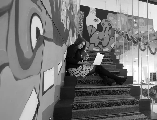 Menina Com Laptop Sentado Nas Escadas Escritório — Fotografia de Stock