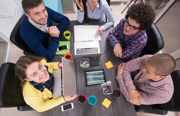 Grupo Personas Creativas Que Reúnen Con Ordenador Portátil Una Oficina — Foto de Stock