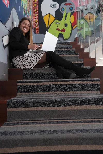 Chica Con Portátil Sentado Las Escaleras Oficina — Foto de Stock