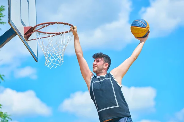 Hombre Jugando Baloncesto Afuera — Foto de Stock