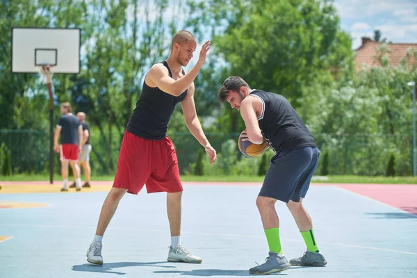 Dois Tipos Jogar Basquetebol Fora — Fotografia de Stock