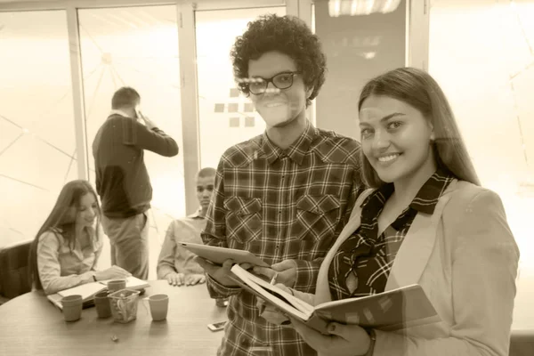 Retrato Grupo Inicialização Pessoas Criativas Tendo Uma Reunião Com Laptop — Fotografia de Stock