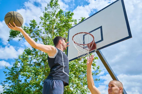 两个人在外面打篮球 — 图库照片