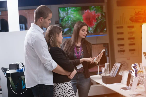 Young Couple Consultant Consumer Electronics Store — Stock Photo, Image