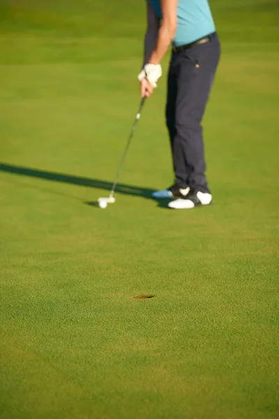 Homem Jogando Golfe Campo Golfe Sol Golfista Bater Tiro Golfe — Fotografia de Stock