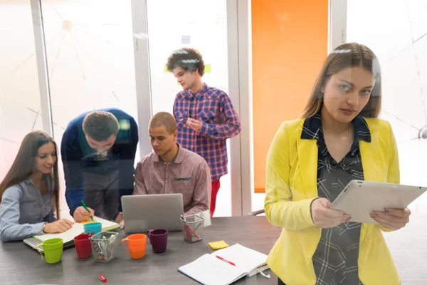 Grup Toplantısı Bir Dizüstü Bilgisayar Ile Modern Bir Ofiste Yaratıcı — Stok fotoğraf