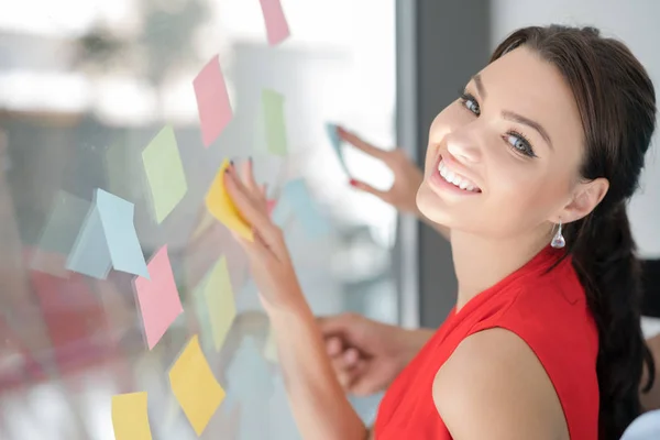 管理和人的概念 在办公室玻璃台板在贴纸上写的快乐创意团队 — 图库照片