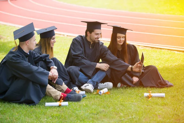 Edukacja Dyplom Koncepcja Ludzi Grupa Szczęśliwych Studentów Zagranicznych Moździerzach Sukniach — Zdjęcie stockowe