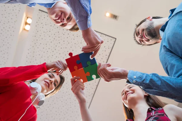 Start Verksamhet Människor Montering Pussel Team Stöd Och Hjälp Koncept — Stockfoto