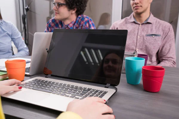 Retrato Grupo Inicialização Pessoas Criativas Tendo Uma Reunião Com Laptop — Fotografia de Stock