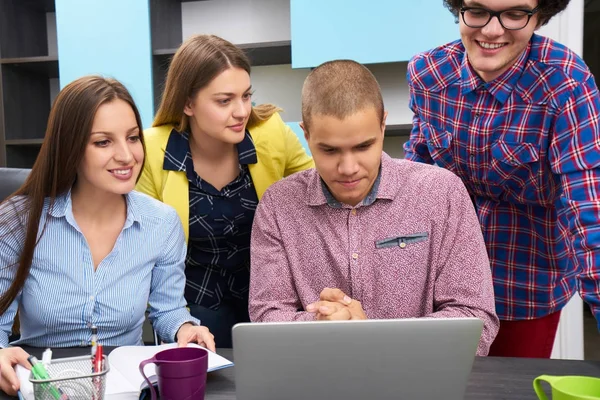 Retrato Grupo Inicialização Pessoas Criativas Tendo Uma Reunião Com Laptop — Fotografia de Stock