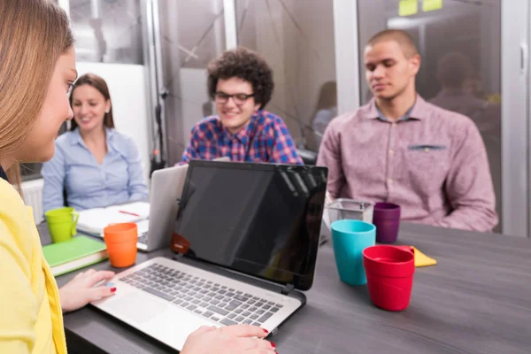 Retrato Grupo Inicialização Pessoas Criativas Tendo Uma Reunião Com Laptop — Fotografia de Stock