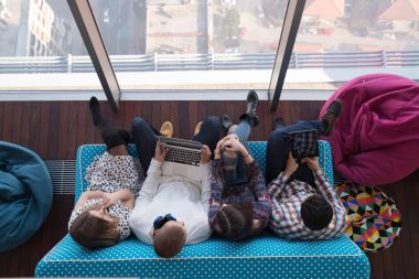 Girişimci iş adamları modern ofiste her gün çalışıyorlar.