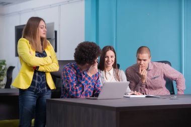 Başlangıç grup içinde modern bir ofis toplantısı bir dizüstü bilgisayar ile yaratıcı insan portresi. Konuşma alanı coworking yeni proje üzerinde rahat iş adamları