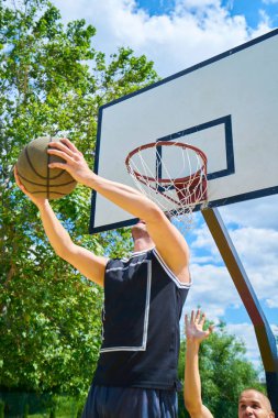 Kaç kişi dışında basketbol oynarken     
