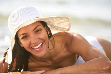 uzun saçlı kız bikini tropikal plaj üzerinde