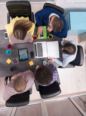 Başlangıç grup içinde modern bir ofis toplantısı bir dizüstü bilgisayar ile yaratıcı insan portresi. Konuşma alanı coworking yeni proje üzerinde rahat iş adamları