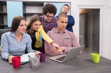 Başlangıç grup içinde modern bir ofis toplantısı bir dizüstü bilgisayar ile yaratıcı insan portresi. Konuşma alanı coworking yeni proje üzerinde rahat iş adamları