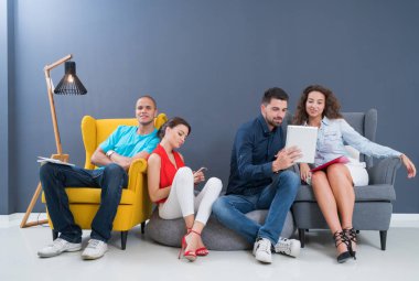 Girişimci iş adamları modern ofiste her gün çalışıyorlar.