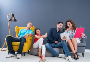 Girişimci iş adamları modern ofiste her gün çalışıyorlar.